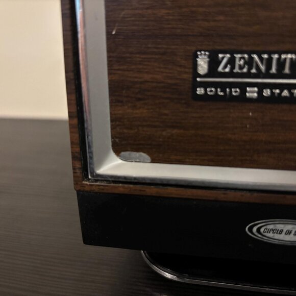 Vintage Zenith K421W AM/FM Solid State Radio – Woodgrain Mid-Century Receiver - Picture 9 of 9